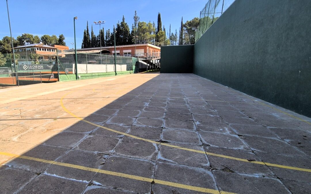 Iniciem la reforma del terra del frontó per millorar les instal·lacions esportives